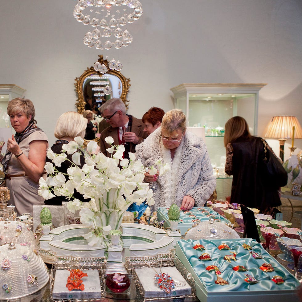 Interior design, Dishware, Serveware, Bouquet, Interior design, Tablecloth, Centrepiece, Light fixture, Collection, Flower Arranging, 