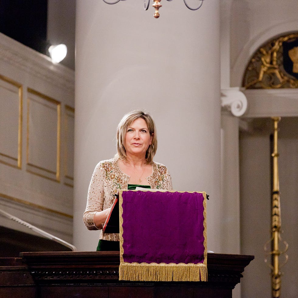 Ceiling, Jewellery, Light fixture, Speech, Podium, Lectern, Orator, Public speaking, Ceiling fixture, Molding, 