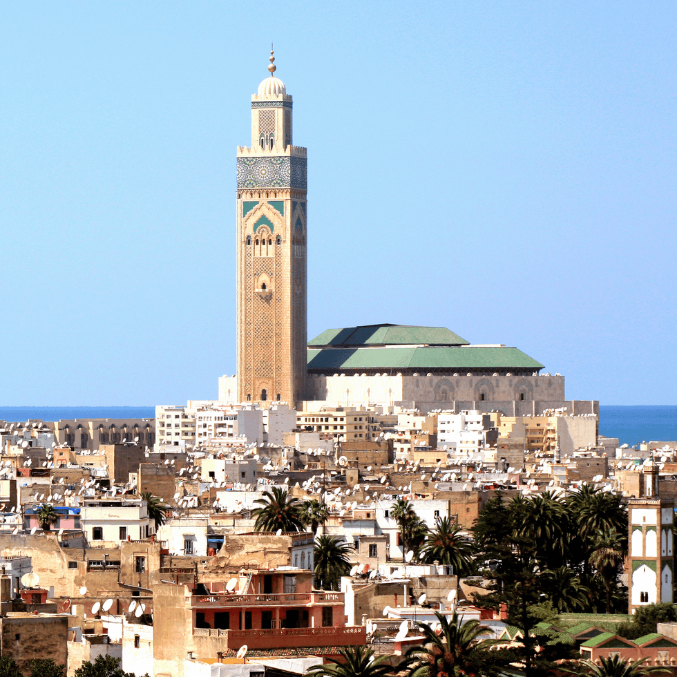 Neighbourhood, Roof, Landmark, Residential area, Urban area, Facade, Tower, Finial, Steeple, Clock tower, 