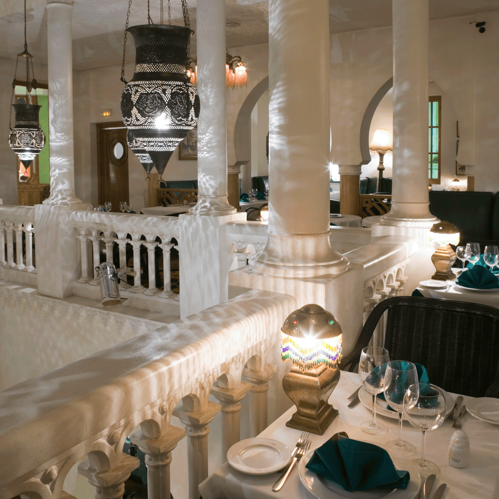 Tablecloth, Dishware, Interior design, Serveware, Ceiling, Linens, Interior design, Light fixture, Kitchen utensil, Plate, 