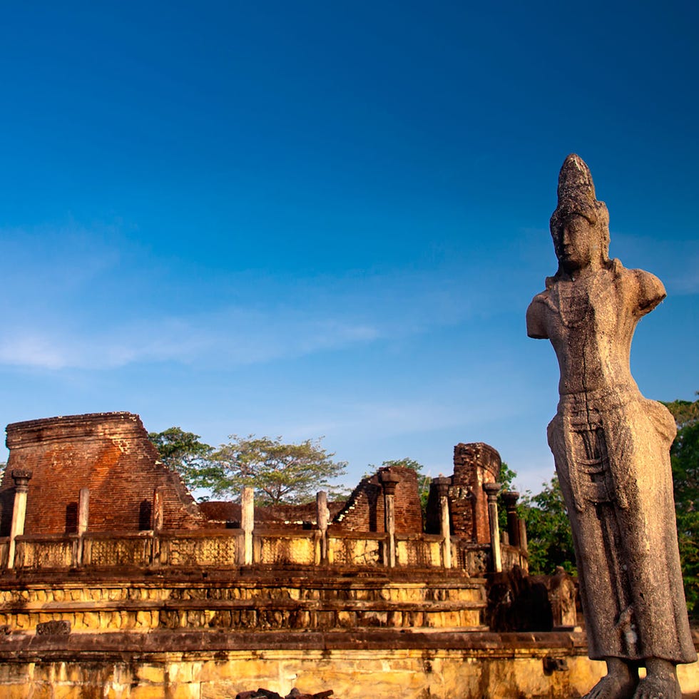 Landmark, Sculpture, Ancient history, History, Ruins, Historic site, Artifact, Archaeological site, Monument, Carving, 
