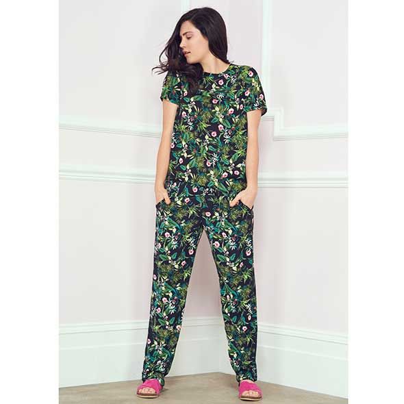Sleeve, Green, Shoulder, Standing, Style, Pattern, Waist, Purple, Teal, Neck, 