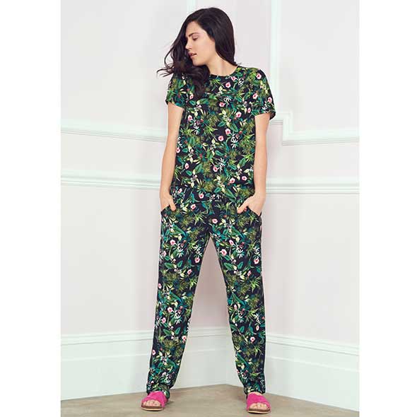 Sleeve, Green, Shoulder, Standing, Style, Pattern, Waist, Purple, Teal, Neck, 