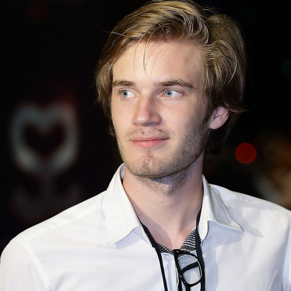 Lip, Cheek, Dress shirt, Collar, Sleeve, Chin, Forehead, Eyebrow, Shirt, Facial hair, 