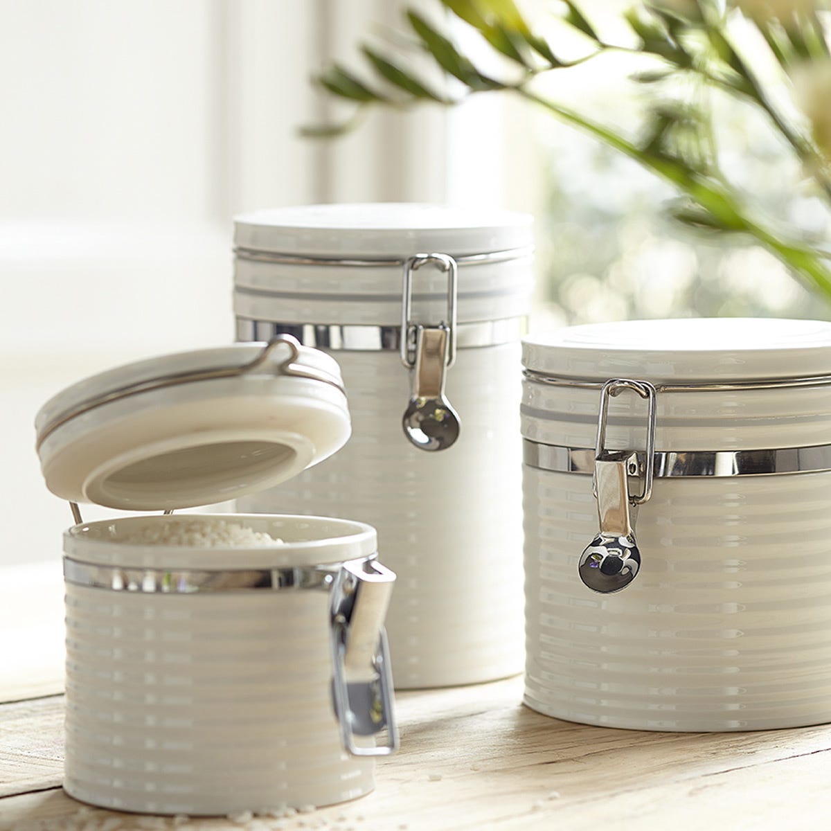 Metal, Home accessories, Lid, Silver, Food storage containers, Cylinder, Aluminium, Kitchen utensil, Still life photography, Nickel, 