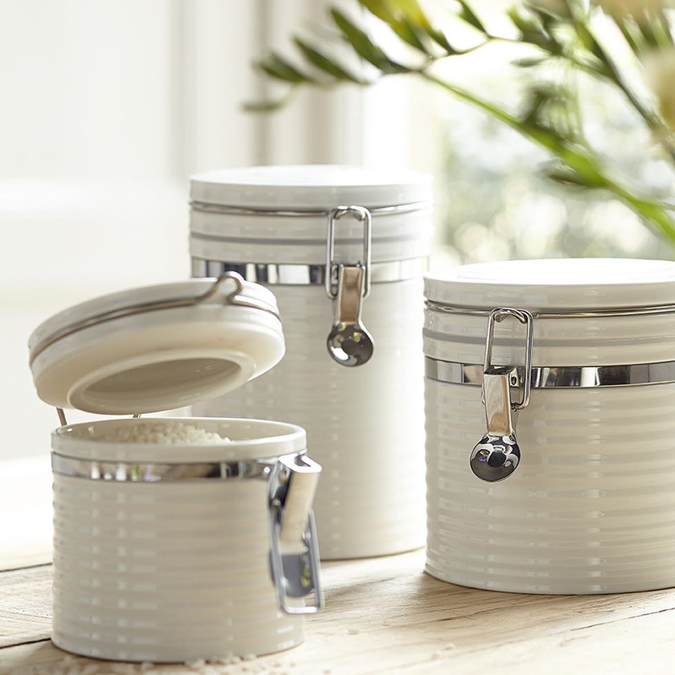 Metal, Home accessories, Lid, Silver, Food storage containers, Cylinder, Aluminium, Kitchen utensil, Still life photography, Nickel, 
