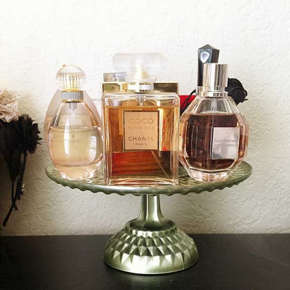 Fluid, Glass, Bottle, Perfume, Barware, Glass bottle, Liquid, Still life photography, Decanter, Distilled beverage, 