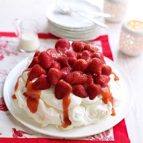 Serveware, Food, Dishware, Sweetness, Dessert, Ingredient, Fruit, Cuisine, Whipped cream, Strawberry, 