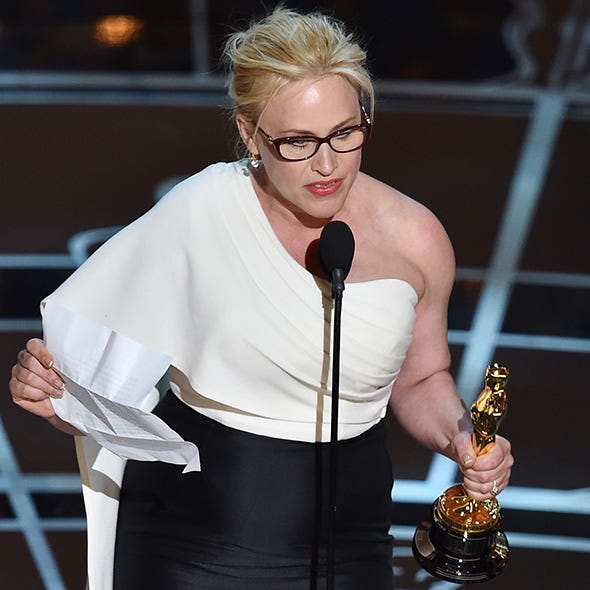 Eyewear, Arm, Audio equipment, Glasses, Microphone, Music, Performing arts, Music artist, Performance, Microphone stand, 