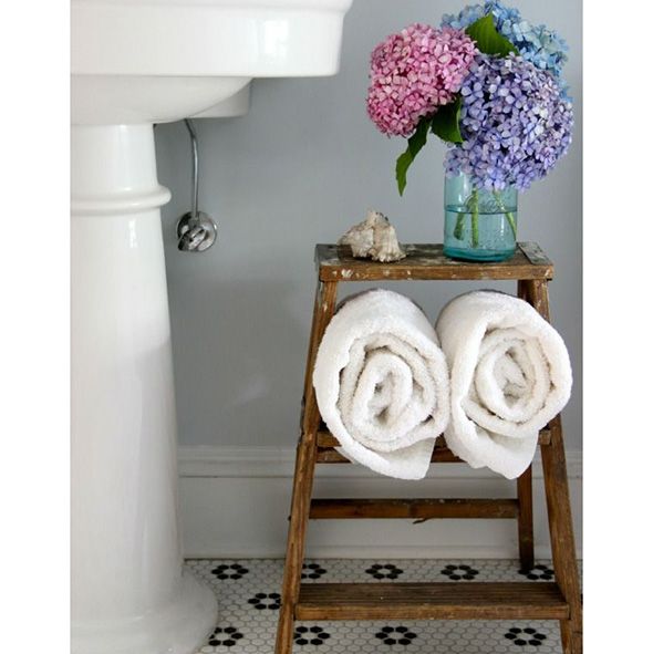 Flower, Floor, Household supply, Purple, Flowerpot, Interior design, Bouquet, Cut flowers, Lavender, Flower Arranging, 