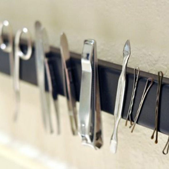 Musical instrument accessory, String instrument accessory, Metal, Office supplies, Cutlery, Kitchen utensil, Silver, Stationery, Steel, Aluminium, 