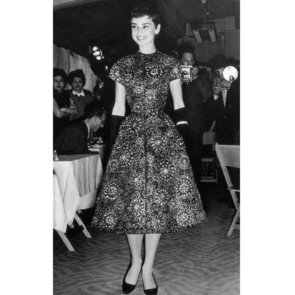 Trousers, Outerwear, Dress, Style, Formal wear, Fashion, Monochrome, Black-and-white, Monochrome photography, Vintage clothing, 