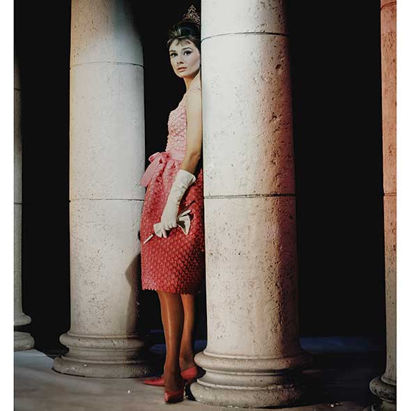 Human leg, Standing, Street fashion, Tints and shades, Waist, Column, One-piece garment, Calf, Day dress, Cylinder, 