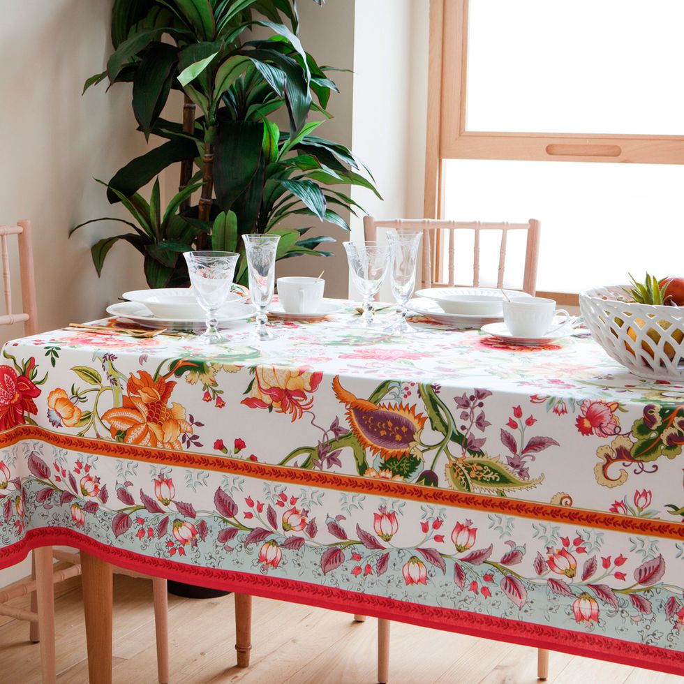 Tablecloth, Serveware, Textile, Room, Table, Furniture, Linens, Dishware, Home accessories, Porcelain, 