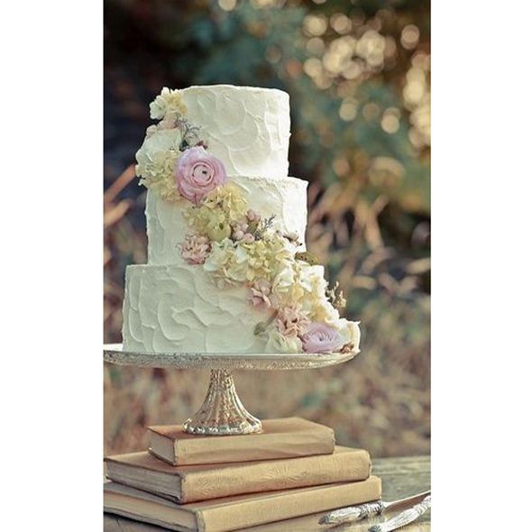 Dessert, Sweetness, Cake, Petal, Baked goods, Ingredient, Cuisine, Cake decorating, Wedding cake, Flowering plant, 