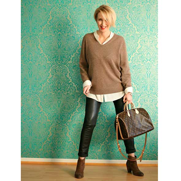 Green, Brown, Textile, Outerwear, Style, Teal, Sweater, Bag, Fashion accessory, Turquoise, 
