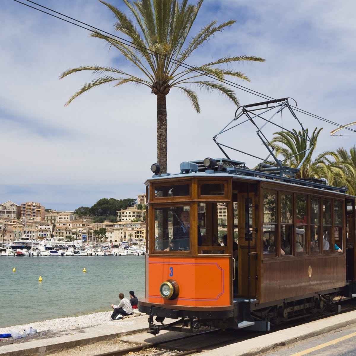 Sky, Transport, Track, Rolling stock, Public transport, Arecales, Train, Travel, Tram, Electrical network, 