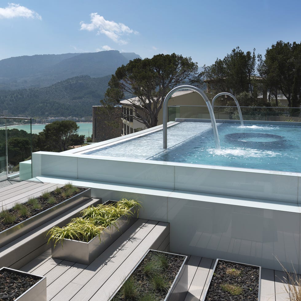 Property, Fluid, Real estate, Water feature, Garden, Composite material, Courtyard, Design, Villa, Landscaping, 