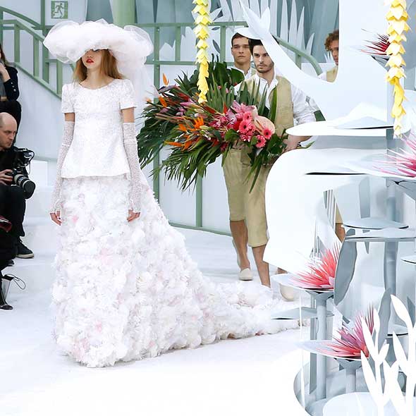 Petal, Dress, Hat, Bridal clothing, Bouquet, Bride, Gown, Wedding dress, Tradition, Cut flowers, 