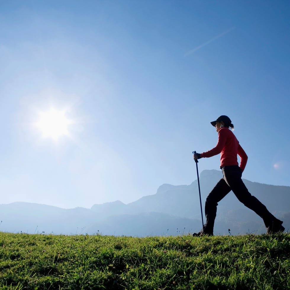 Human, Sky, Standing, Mammal, People in nature, Sun, Grassland, Playing sports, Morning, Field, 