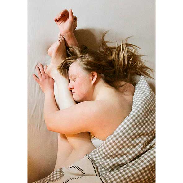 Finger, Hairstyle, Comfort, Shoulder, Elbow, Joint, Wrist, Neck, Back, Muscle, 