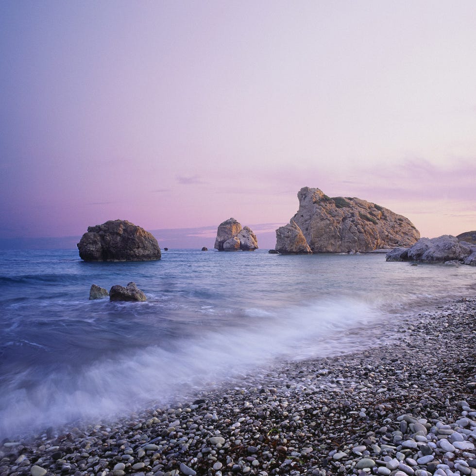 Body of water, Rock, Coastal and oceanic landforms, Fluid, Ocean, Coast, Shore, Bedrock, Sea, Pebble, 