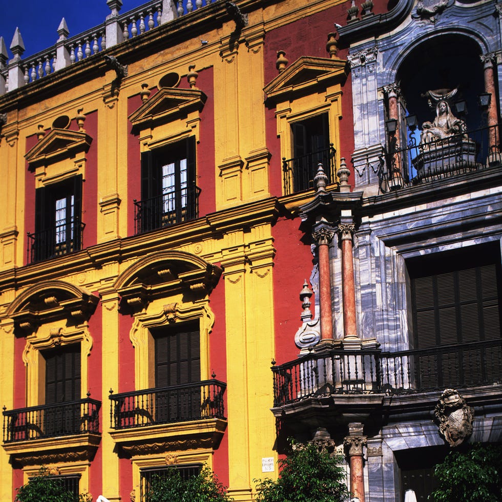 Facade, Architecture, Real estate, Balcony, Classical architecture, Medieval architecture, Molding, Listed building, Palace, Column, 