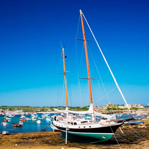 Boat, Watercraft, Mast, Azure, Sailboat, Naval architecture, Ship, Boats and boating--Equipment and supplies, Pole, Water transportation, 