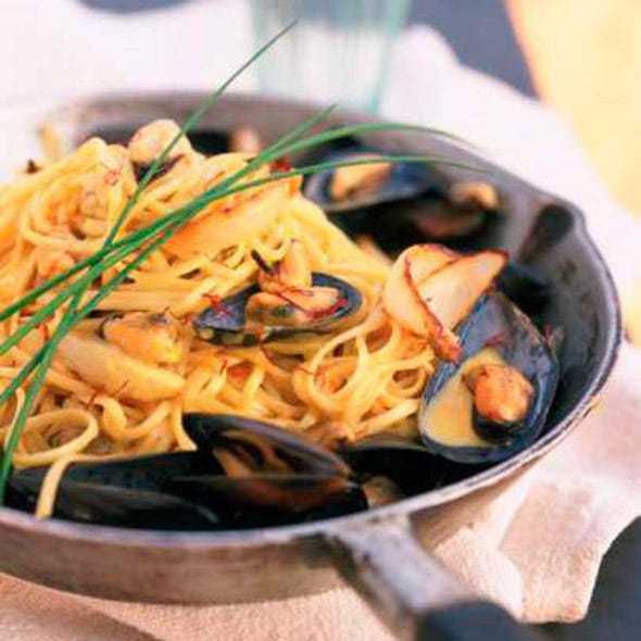 mejillones con linguini y azafrán