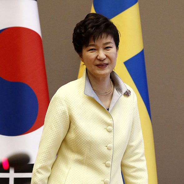 Collar, Flag, Electric blue, Blazer, Jewellery, Orator, Cobalt blue, Spokesperson, Speech, Employment, 