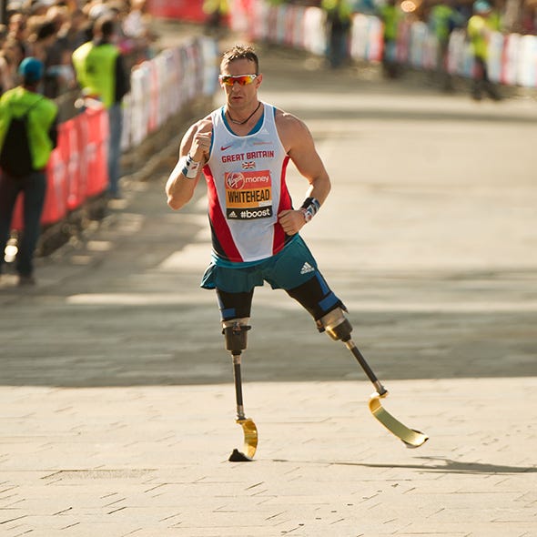 Sports uniform, Human leg, Sportswear, Jersey, Competition event, Sleeveless shirt, Playing sports, Shorts, Knee, Running, 