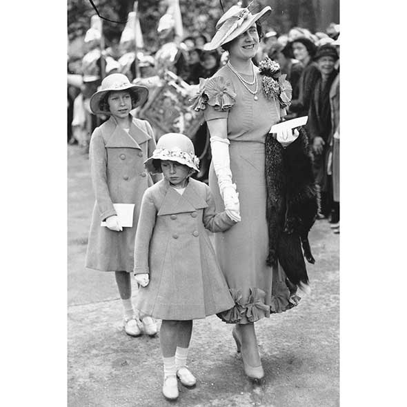 Clothing, Footwear, Hat, Trousers, Dress, Sun hat, Style, Headgear, Fashion accessory, Fashion, 