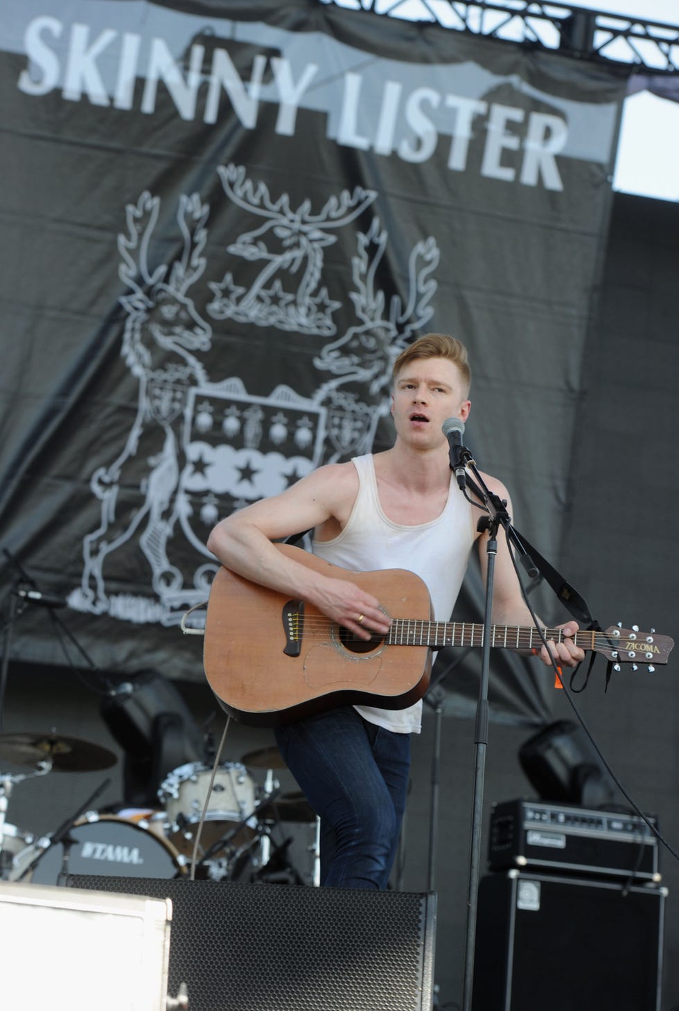 Audio equipment, Musical instrument, Microphone, Stage equipment, Musician, Guitarist, Guitar, Music, Plucked string instruments, Electronic device, 