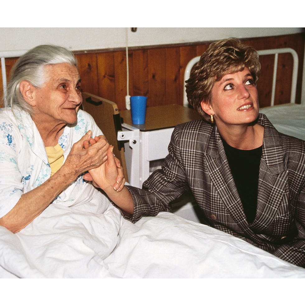 Comfort, Hand, Patient, Wrist, Eyelash, Conversation, Medical equipment, Medical procedure, Wrinkle, Health care, 