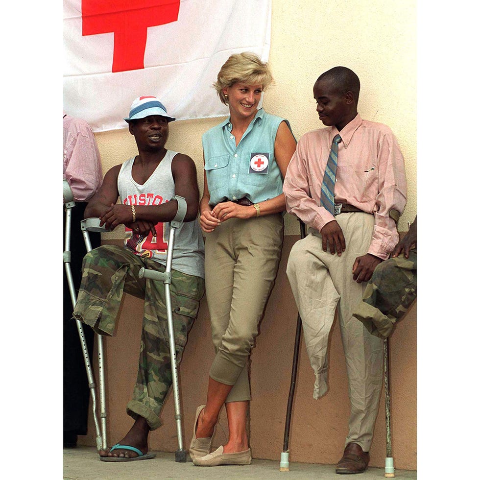 Leg, Product, Bag, T-shirt, Luggage and bags, Khaki, American red cross, Conversation, Employment, Job, Leg, Product, Bag, T-shirt, Luggage and bags, Khaki, American red cross, Conversation, Employment, Job,