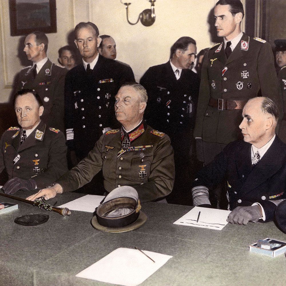 Face, Collar, Military uniform, Plate, Team, Official, Dishware, Employment, Dish, White-collar worker, 