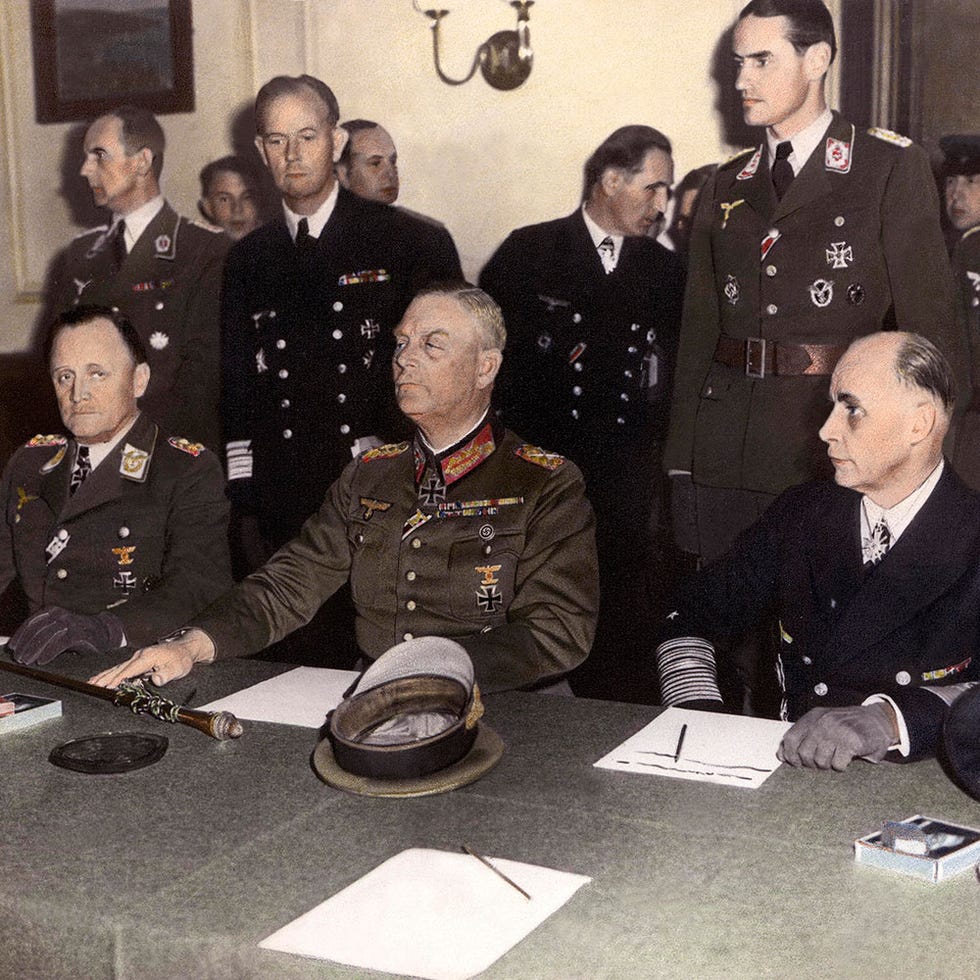 Face, Collar, Military uniform, Plate, Team, Official, Dishware, Employment, Dish, White-collar worker, 