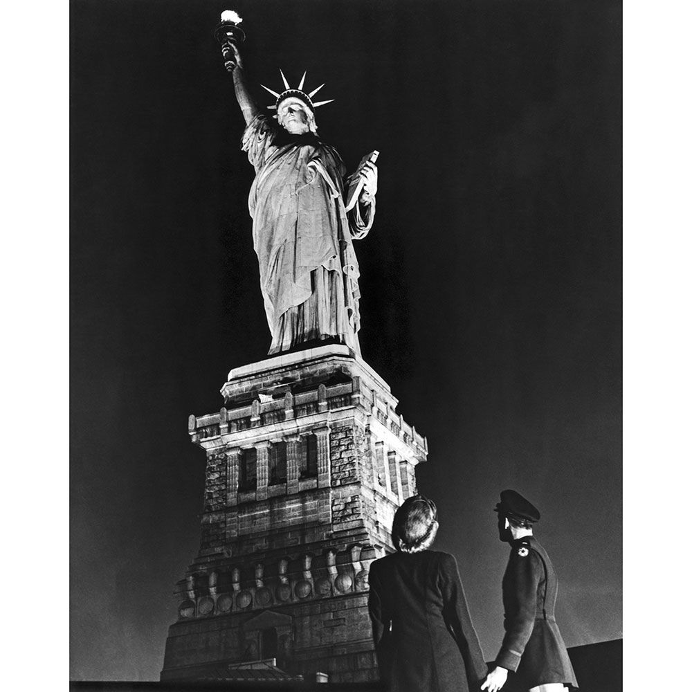 Standing, Sculpture, Landmark, Monochrome photography, Monument, Monochrome, Black-and-white, Statue, Classical sculpture, National monument, 