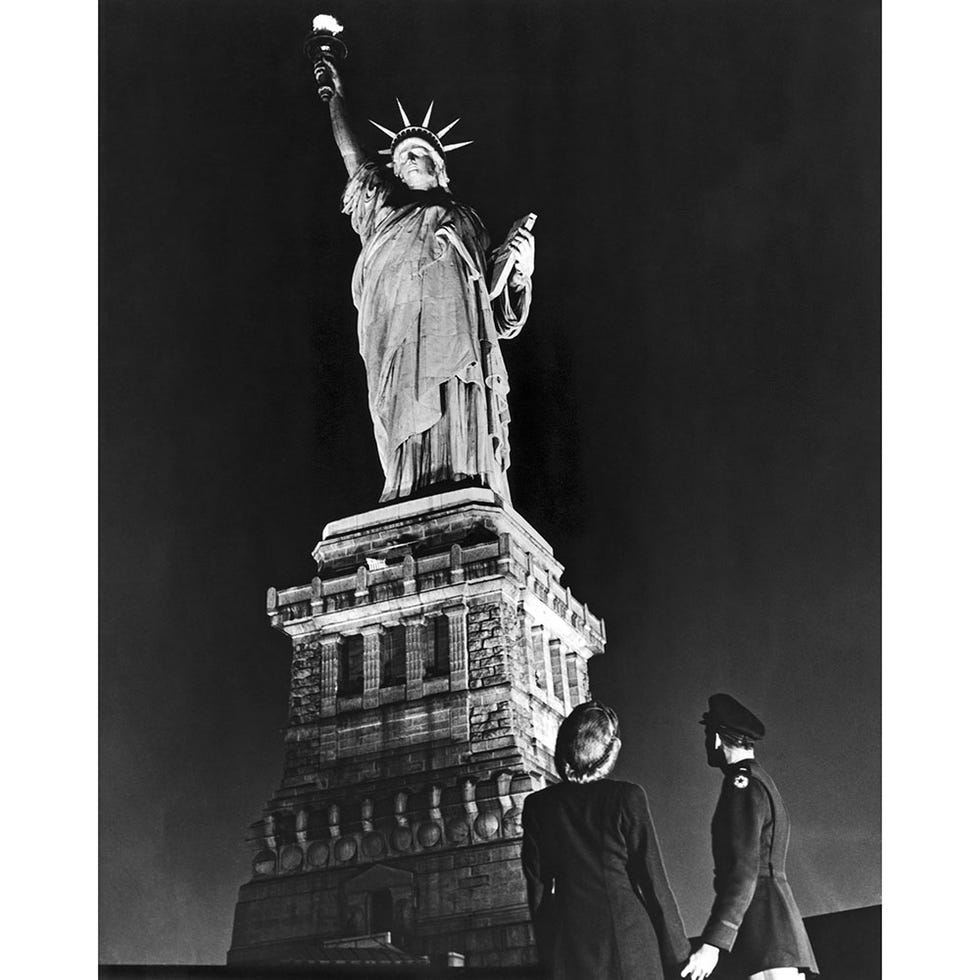 Standing, Sculpture, Landmark, Monochrome photography, Monument, Monochrome, Black-and-white, Statue, Classical sculpture, National monument, 