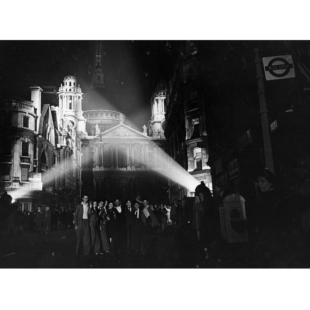 Monochrome photography, Space, Black-and-white, Monochrome, Midnight, Metropolis, Astronomical object, Stock photography, Water feature, 