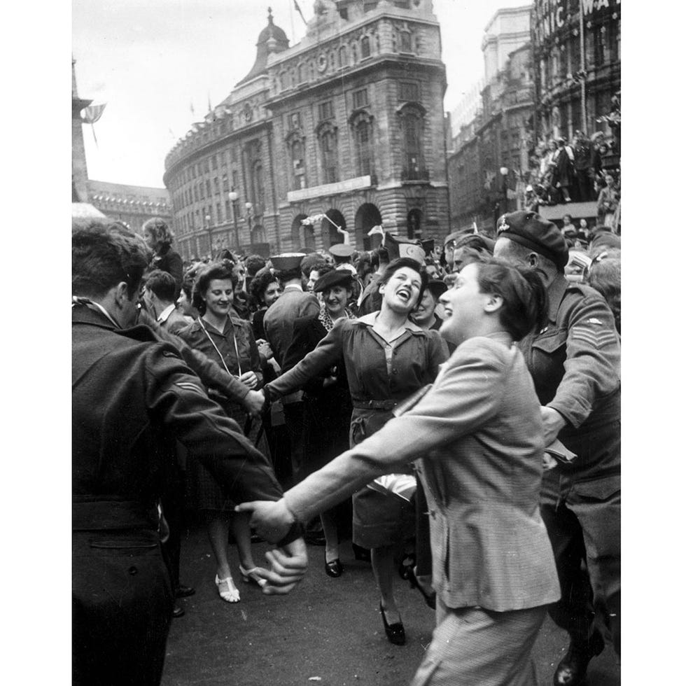 People, Crowd, Monochrome, Tourism, Street, Interaction, Monochrome photography, Black-and-white, Metropolis, Town square, 