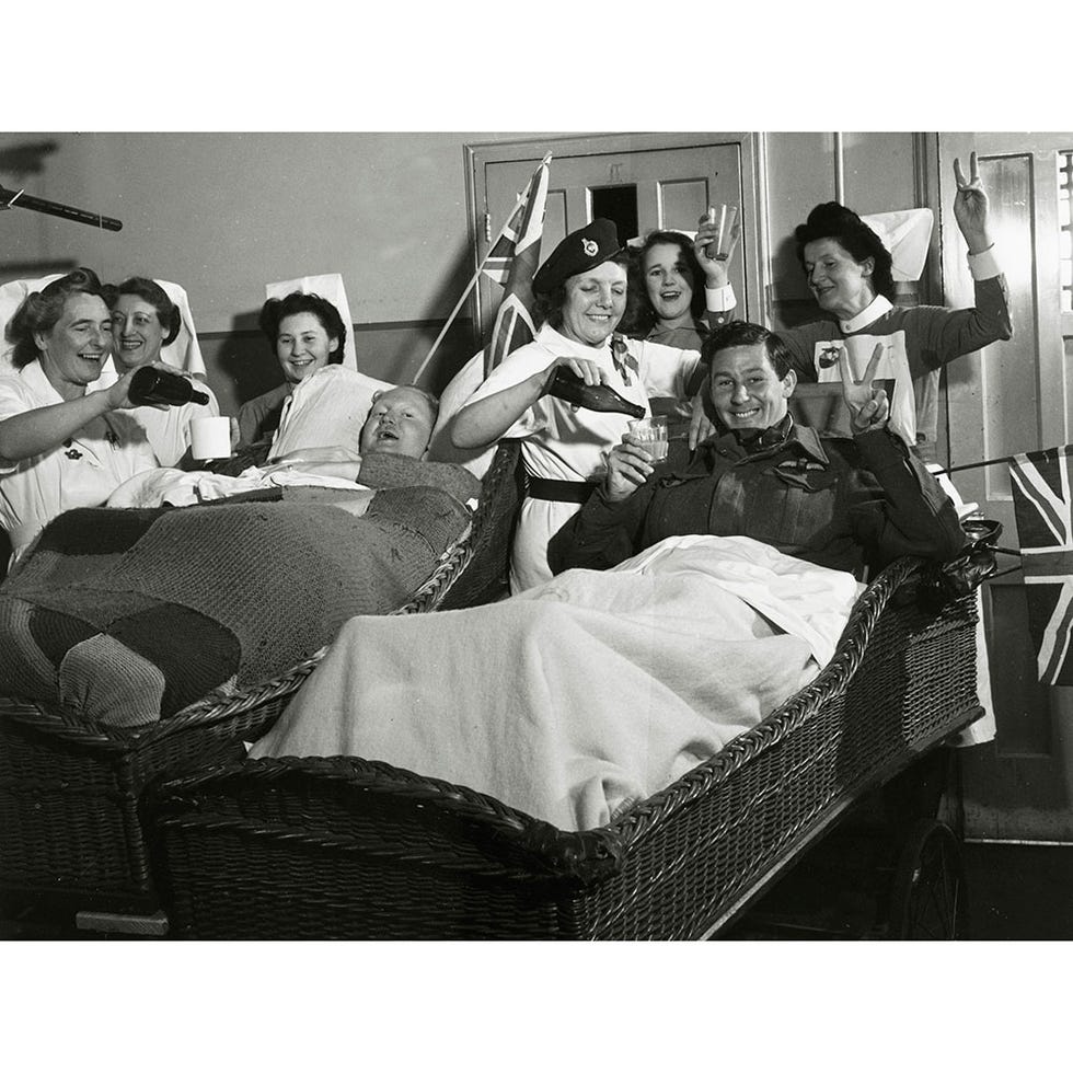Human, Room, Comfort, Linens, Bed, Monochrome, Bedroom, Bedding, Bed sheet, Black-and-white, 