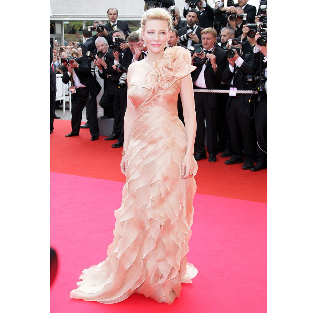 Clothing, Flooring, Event, Dress, Trousers, Carpet, Outerwear, Coat, Suit, Premiere, 