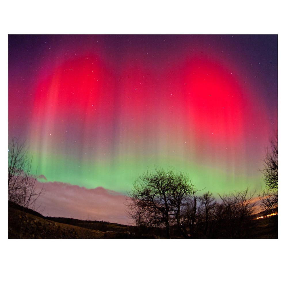 Aurora, Nature, Green, Natural landscape, Natural environment, Colorfulness, Landscape, Atmospheric phenomenon, Purple, Pink, 