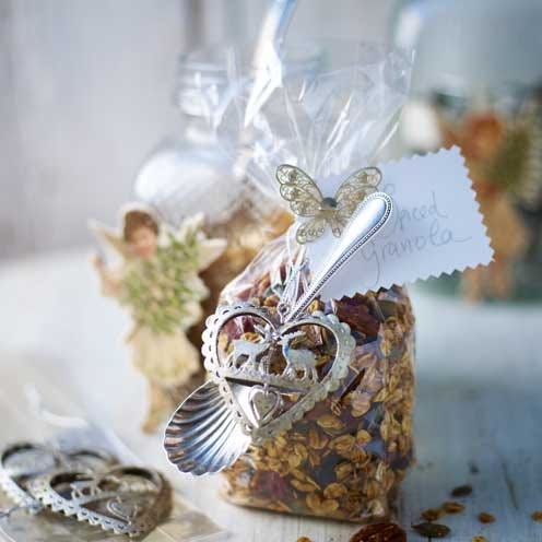 Confectionery, Porcelain, Present, Wedding favors, Natural material, Silver, Candy, Souvenir, Party favor, Cut flowers, 