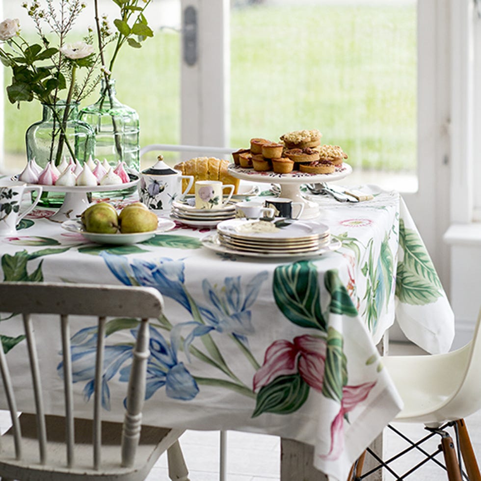Tablecloth, Serveware, Dishware, Table, Furniture, Textile, Food, Cuisine, Linens, Dish, 