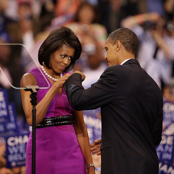Microphone, Coat, Suit, Formal wear, Purple, Dress, Jewellery, Gesture, Public event, Audience, 