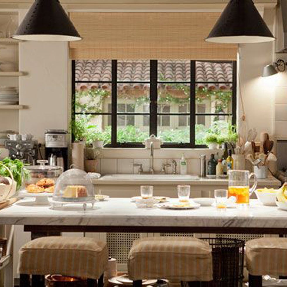 Table, Furniture, Room, Tablecloth, Interior design, Dishware, Glass, House, Home, Serveware, 