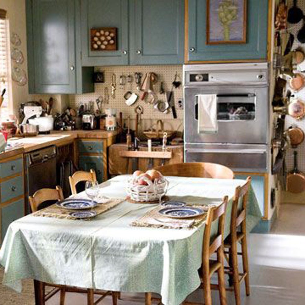 Wood, Tablecloth, Room, Interior design, Furniture, Table, Cupboard, Home, Drawer, Cabinetry, 