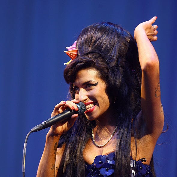 Hair, Audio equipment, Microphone, Nose, Mouth, Lip, Hairstyle, Music, Forehead, Performing arts, 